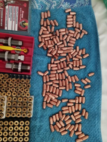 Se venden 193 puntas.295 vainas recalibradas y  desenpistonadas dais del 44 magum y especial.  Las vainas 01
