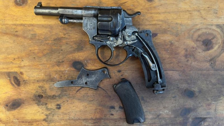 Se vende este magnífico y raro revólver modelo Chamelot Delvigne modelo 1874 para oficiales, fabricado 12