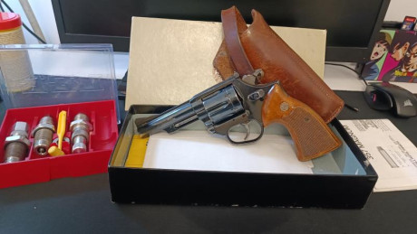 Se cambia revólver 357magnum más dies de recarga 
Revólver en perfecto estado proviene de servicio militar 02