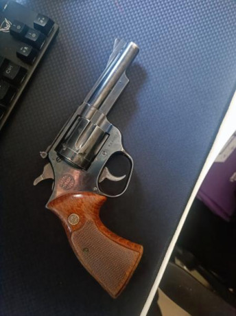 Se cambia revólver 357magnum más dies de recarga 
Revólver en perfecto estado proviene de servicio militar 01