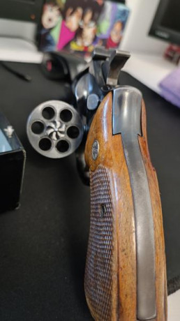 Se cambia revólver 357magnum más dies de recarga 
Revólver en perfecto estado proviene de servicio militar 00