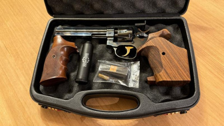 Vendo revolver MANURHIN MR32 MATCH c/32WC impecable, muy poco usado , con cacha Nill KN anatómica y la 01