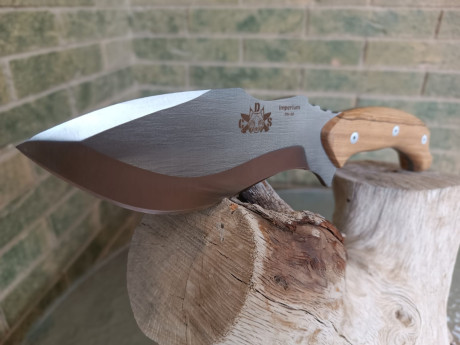 Contundente cuchillo de monte o supervivencia. Hecho a mano, con encabado en madera de olivo.
Hoja de 02
