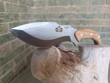 Contundente cuchillo de monte o supervivencia. Hecho a mano, con encabado en madera de olivo.
Hoja de 01