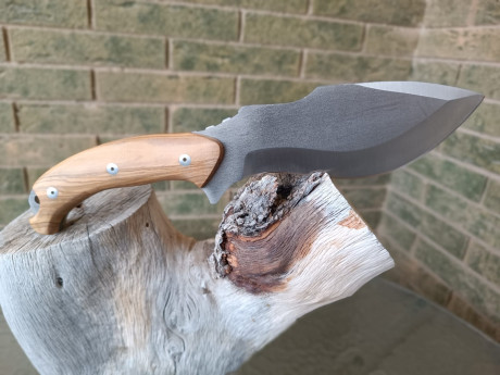 Contundente cuchillo de monte o supervivencia. Hecho a mano, con encabado en madera de olivo.
Hoja de 12