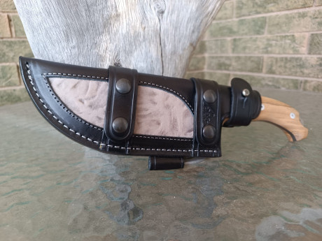 Contundente cuchillo de monte o supervivencia. Hecho a mano, con encabado en madera de olivo.
Hoja de 11