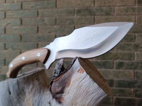 Contundente cuchillo de monte o supervivencia. Hecho a mano, con encabado en madera de olivo.
Hoja de 10