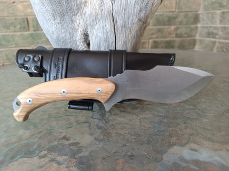 Contundente cuchillo de monte o supervivencia. Hecho a mano, con encabado en madera de olivo.
Hoja de 21