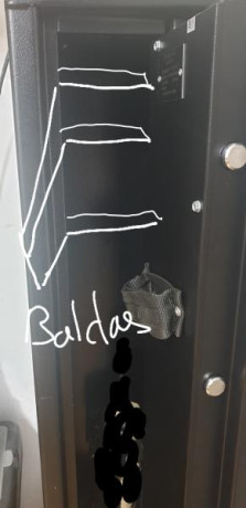 Saludos, alguien que haya colocado una balda dentro de un armero Infac para arma larga (el de 5 armas).

La 00