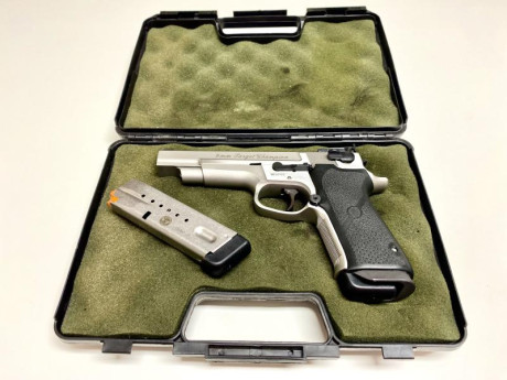 Se vende esta pistola SW modelo 5906 Target Champion, Performance Center, en 5 pulgadas de cañon, y en 172