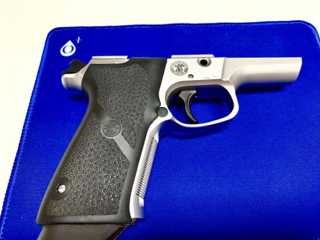 Se vende esta pistola SW modelo 5906 Target Champion, Performance Center, en 5 pulgadas de cañon, y en 01