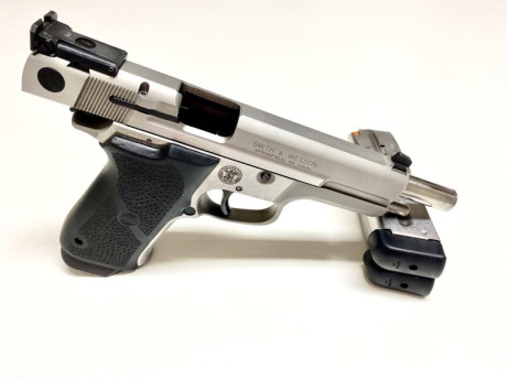Se vende esta pistola SW modelo 5906 Target Champion, Performance Center, en 5 pulgadas de cañon, y en 00