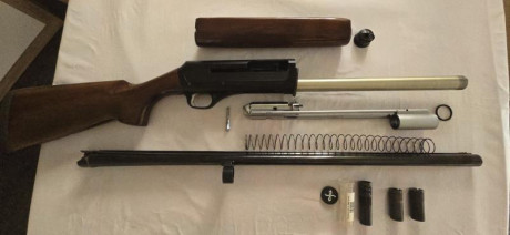Se vende escopeta semiautomática Franchi Asso en perfecto estado y funcionamiento.
Sistema inercial benelli.
Cañon 12