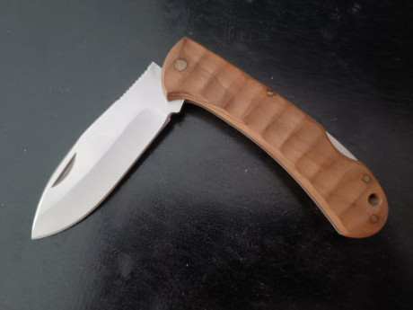 cuchillo Táctico-Militar fabricado por la casa Miguel Nieto (Albacete).
Hoja enteriza con doble defensa 50
