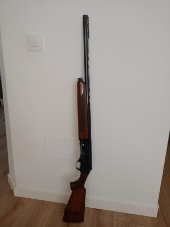 Vendo dos escopetas, una lanber victoria semiautomática calibre 12 , cañón 71 cm y choke fijo de 3 estrellas 52