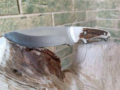 Cuchillos PARFORCE en acero 440C.
Encabado en madera noble y asta de ciervo.
Cuchillo de caza destinado 02