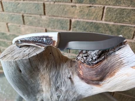 Cuchillos PARFORCE en acero 440C.
Encabado en madera noble y asta de ciervo.
Cuchillo de caza destinado 01