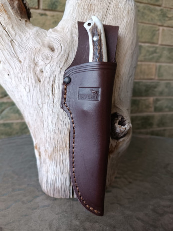 Cuchillos PARFORCE en acero 440C.
Encabado en madera noble y asta de ciervo.
Cuchillo de caza destinado 00