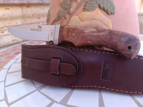 Cuchillos PARFORCE en acero 440C.
Encabado en madera noble y asta de ciervo.
Cuchillo de caza destinado 11