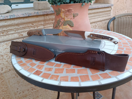 Cuchillos PARFORCE en acero 440C.
Encabado en madera noble y asta de ciervo.
Cuchillo de caza destinado 21