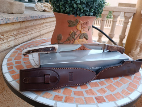 Cuchillos PARFORCE en acero 440C.
Encabado en madera noble y asta de ciervo.
Cuchillo de caza destinado 20