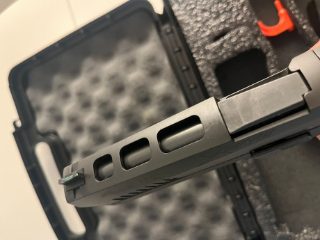 SIG SAUER P 320 X five. 9mm. Guiada en A. Tendrá unos 300 tiros máximo. Perfecto estado. 1200 Euros. Cualquier 00