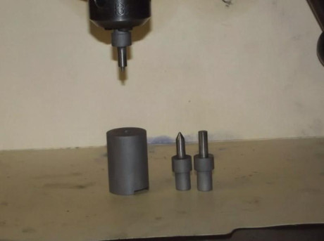 Hola. 
Vendo Dies del 22LR tipo Li'l Gizzy para usar manualmente o colocados en taladro de banco (para 02