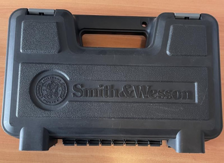 Se vende pistola Smith & Wesson MP9, 9mm parabellum, con caja original y funda rápida. Guiada en A. 01