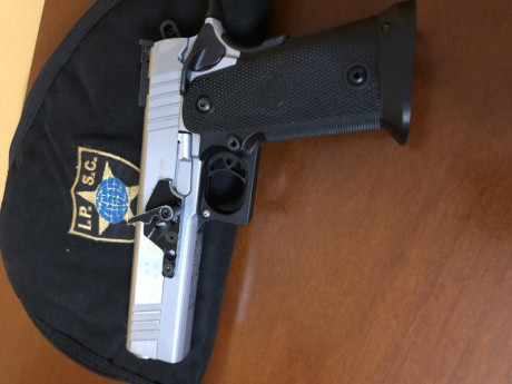 Hola, vendo pistola de segunda mano del Calibre 40 s&w . Incluye cinturón y cuatro cargadores, el 01