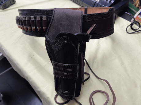 El revolver es una réplica en acero inoxidable del COLT PEACEMAKER. Pocos disparo: 200. Lo vendo con una 02