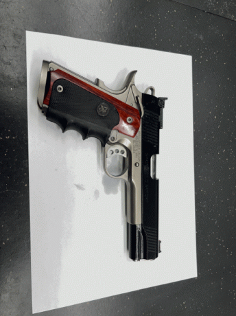 Pistola ganadora de varios campeonatos IPSC en USA. Además de la que se ve en las fotos, viene con el 01