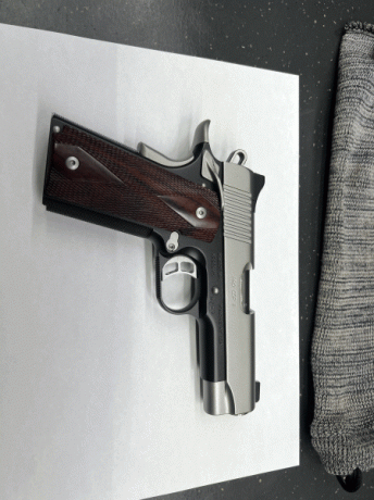 VENDIDA.
Es una pistola KIMBER PRO COP II con cargador monohilera bastante compacta. Viene con un cargador 02