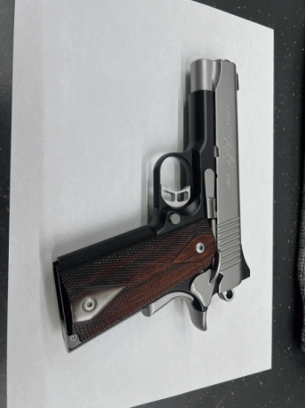 VENDIDA.
Es una pistola KIMBER PRO COP II con cargador monohilera bastante compacta. Viene con un cargador 01