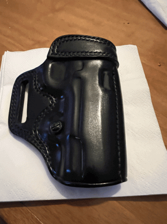 VENDIDA.
Es una pistola KIMBER PRO COP II con cargador monohilera bastante compacta. Viene con un cargador 00