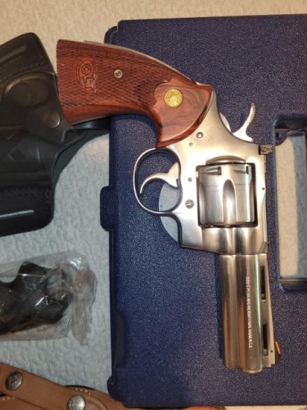 Se vende revólver Colt Python 4 pulgadas versión INOX. 
Considerado por muchos como el mejor revolver 01