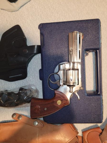 Se vende revólver Colt Python 4 pulgadas versión INOX. 
Considerado por muchos como el mejor revolver 00