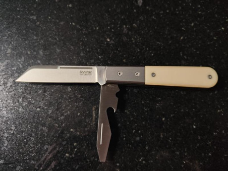 VENDIDA.-
Se vende navaja lionsteel beerlow micarta blanco hueso acero m390.
Estado nueva con caja.
115€ 00