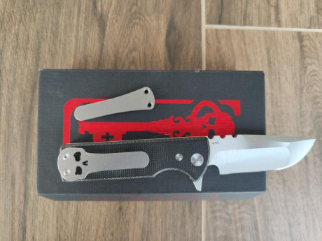 Navaja chaves tak ultramar micarta negra, hoja en m390.
Incluye clip normal.
Forros y clip  en titanio, 02