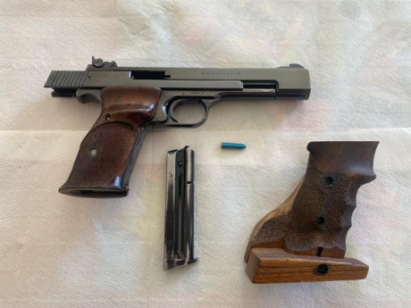 Hola a todos.

Pongo a la venta mi pistola Smith & Wesson model 41. 

Funciona perfectamente con casi 22