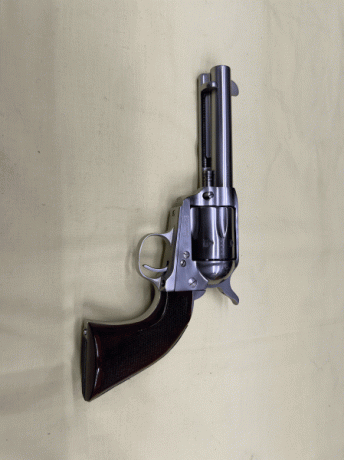 VENDIDO.
El revolver es una réplica en acero inoxidable del COLT PEACEMAKER. Pocos disparo: 200. Lo vendo 00