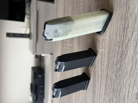 Hola
Tengo guardados varios cargadores y los pongo en venta:

SOLO me queda en venta 1 cargador de Glock 02