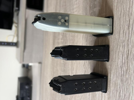 Hola
Tengo guardados varios cargadores y los pongo en venta:

SOLO me queda en venta 1 cargador de Glock 01