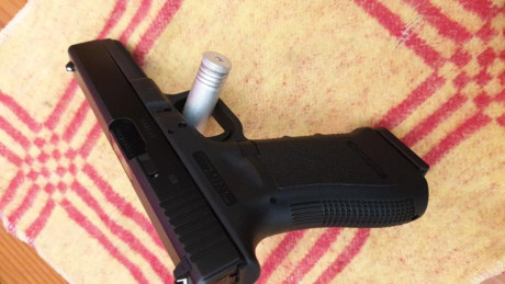 pues eso,vendo mi Glock 17 de 9mm parab.y de 3 Generación..por no usarla...lleva dos cargadores...y maletín 11