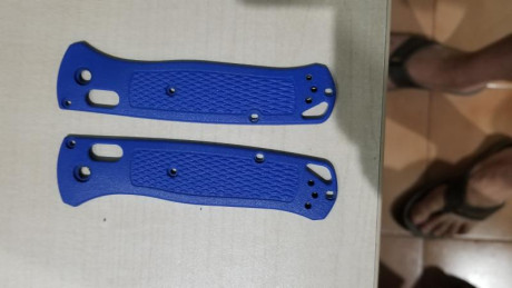 A la venta esta benchmade con cachas en fibra de carbono Customizada por mi. Solo las cachas cuestan 100 82