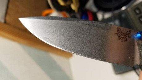 A la venta esta benchmade con cachas en fibra de carbono Customizada por mi. Solo las cachas cuestan 100 102