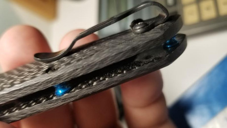 A la venta esta benchmade con cachas en fibra de carbono Customizada por mi. Solo las cachas cuestan 100 101