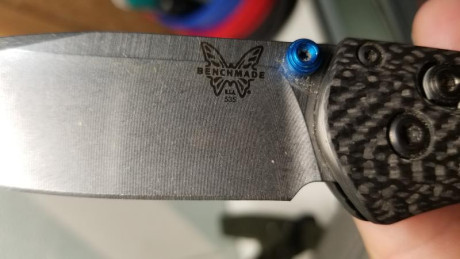 A la venta esta benchmade con cachas en fibra de carbono Customizada por mi. Solo las cachas cuestan 100 110