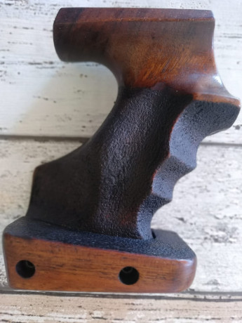 Hola  . Un amigo vende estas cachas de madera para pistola Walther GS y GSP  . Están en Sevilla  . Perfecto 01