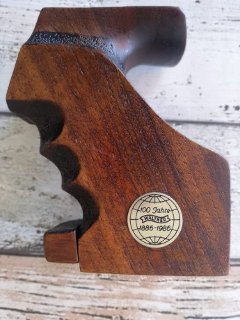 Hola  . Un amigo vende estas cachas de madera para pistola Walther GS y GSP  . Están en Sevilla  . Perfecto 00