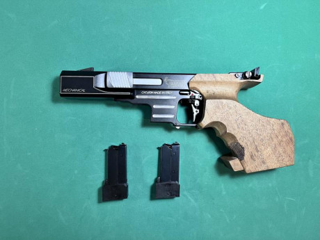 Hola, 
Vendo pistola Pardini para Fuego Central en calibre 32 WC con dos cachas, la "L" que 00